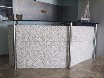 fehér hálós mozaik görgetegkő pult