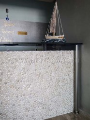 hálós mozaik görgetegkő fehér pult