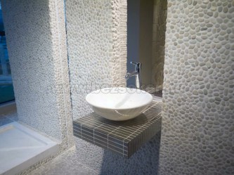 fehér hálós mozaik görgetegkő fürdőszoba