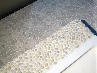 fehér hálós mozaik görgetegkő zuhanytálca